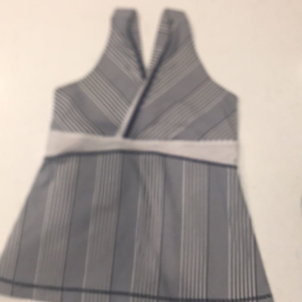 Lululemon women’s white and navy tank top size 8